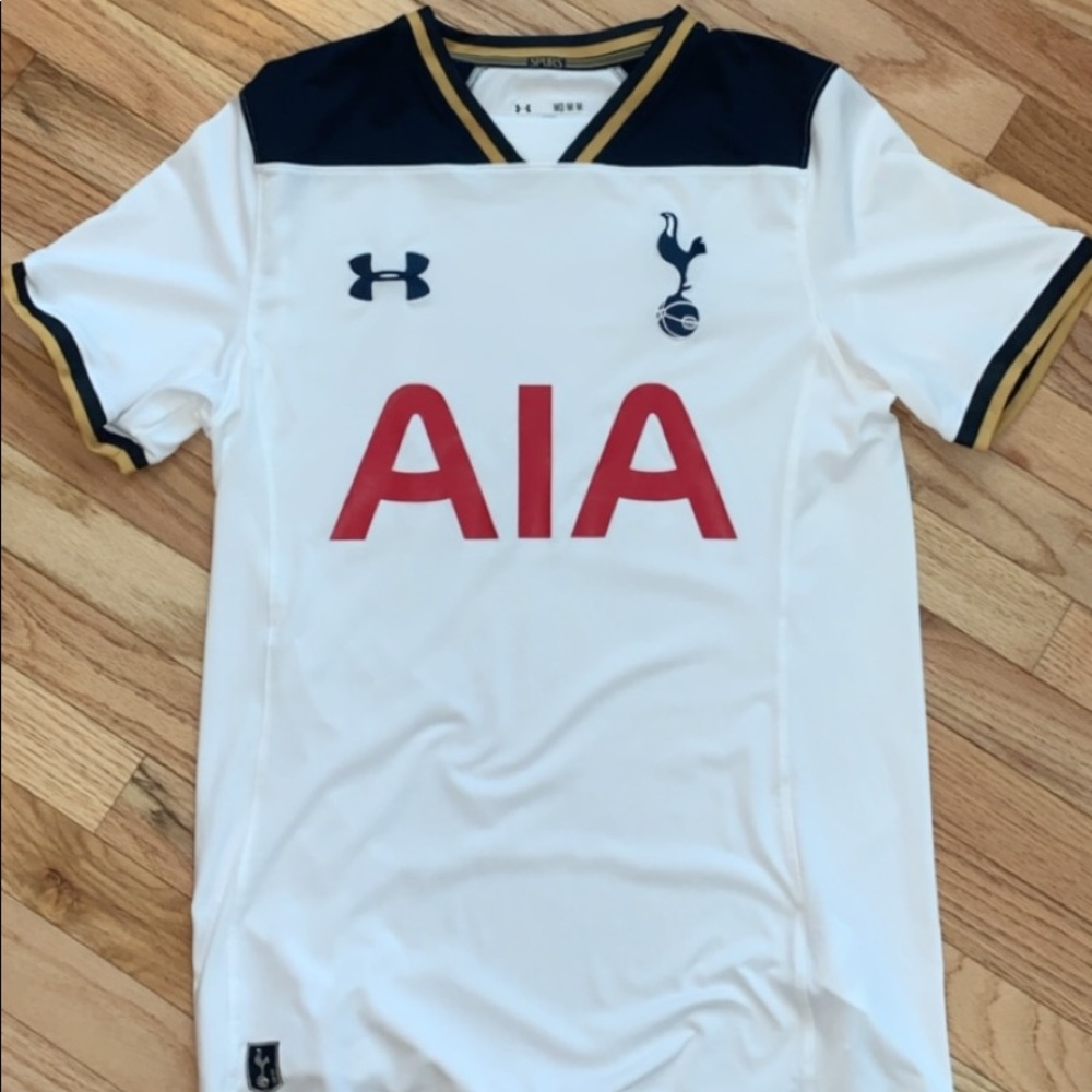 Tottenham Hotspur jersey.